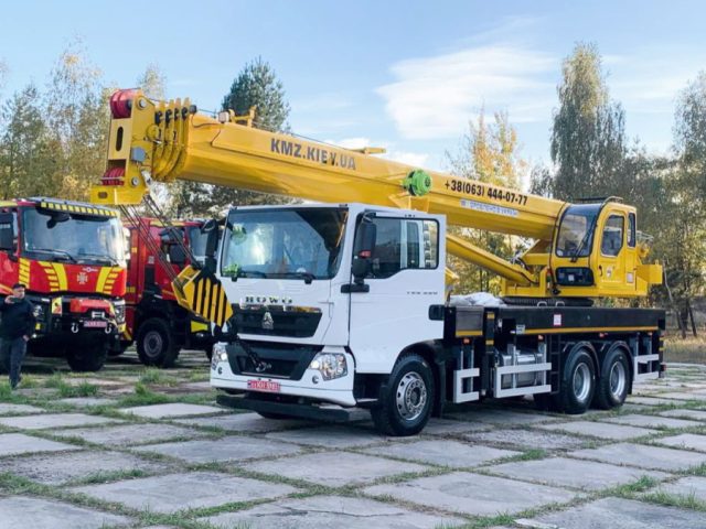 ДСНС отримала два українських автокрани KMZ 25-40